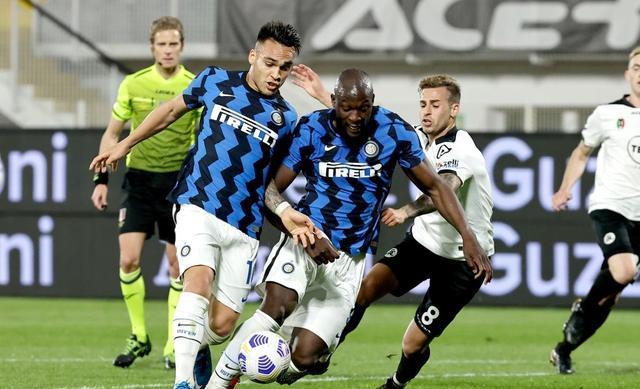 博鱼体育官网-那不勒斯发布备战花絮，转会期外线爆发，欧超杯任务艰巨，纪律约束更严格